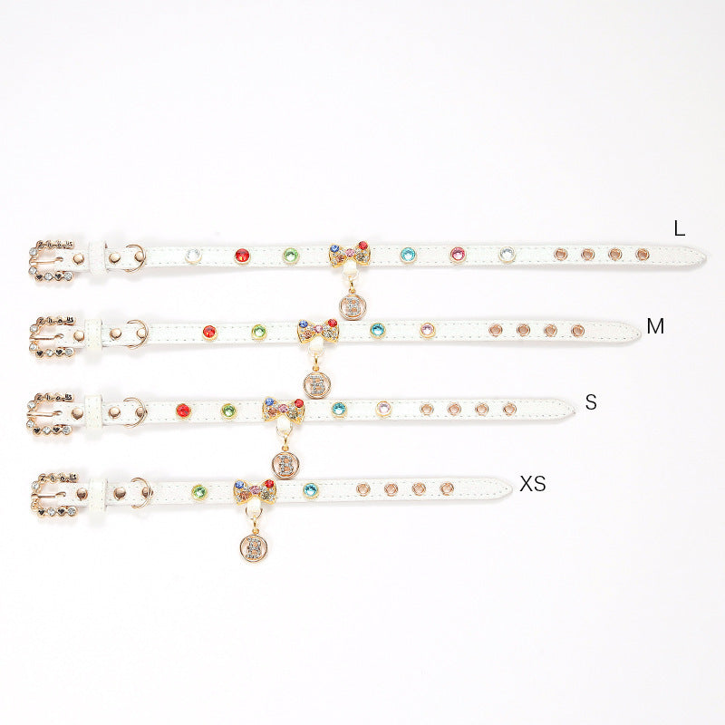 Collier Luxe pour Chat – Strass Multicolores, Nœud Cristal & Médaillon Doré