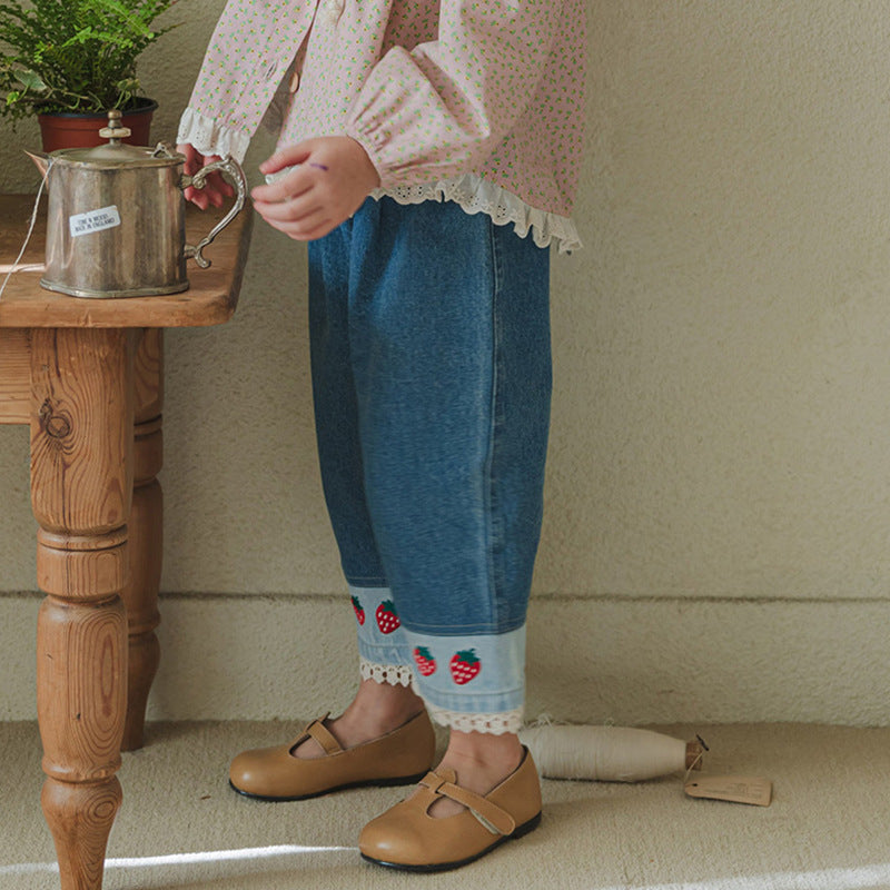 Jean Enfant Brodé Fraises – Coupe Confort & Ourlets Dentelle