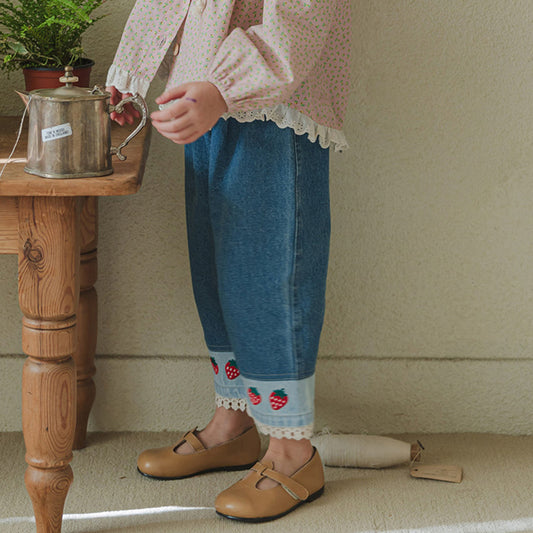 Jean Enfant Brodé Fraises – Coupe Confort & Ourlets Dentelle