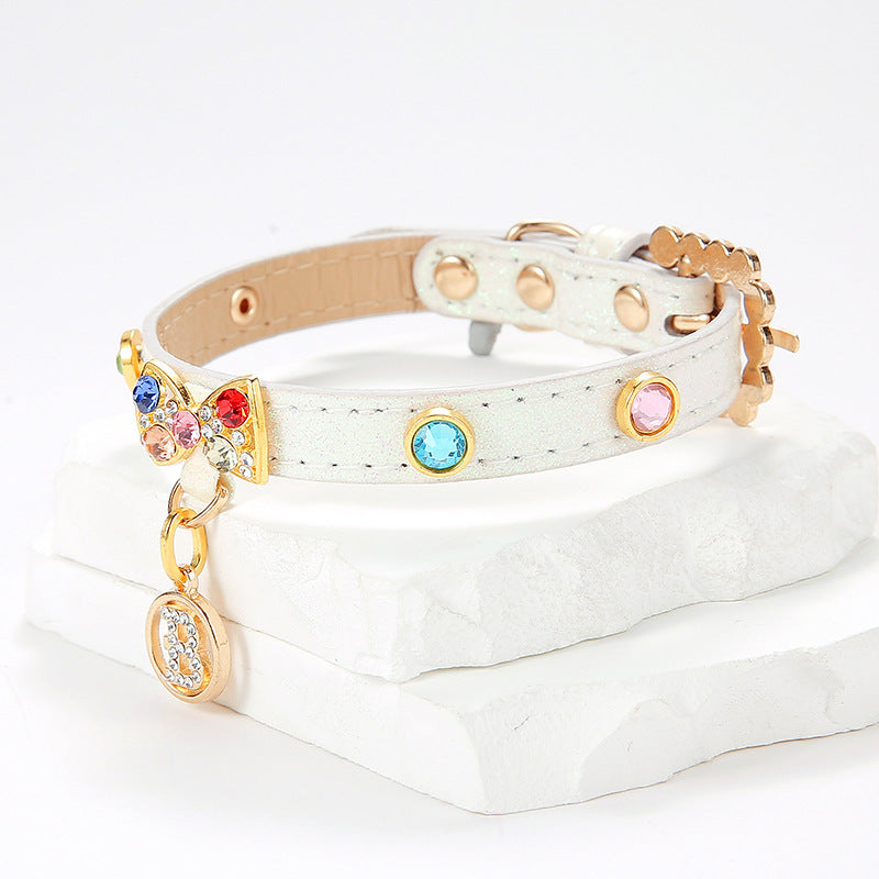 Collier Luxe pour Chat – Strass Multicolores, Nœud Cristal & Médaillon Doré
