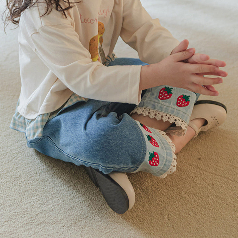 Jean Enfant Brodé Fraises – Coupe Confort & Ourlets Dentelle